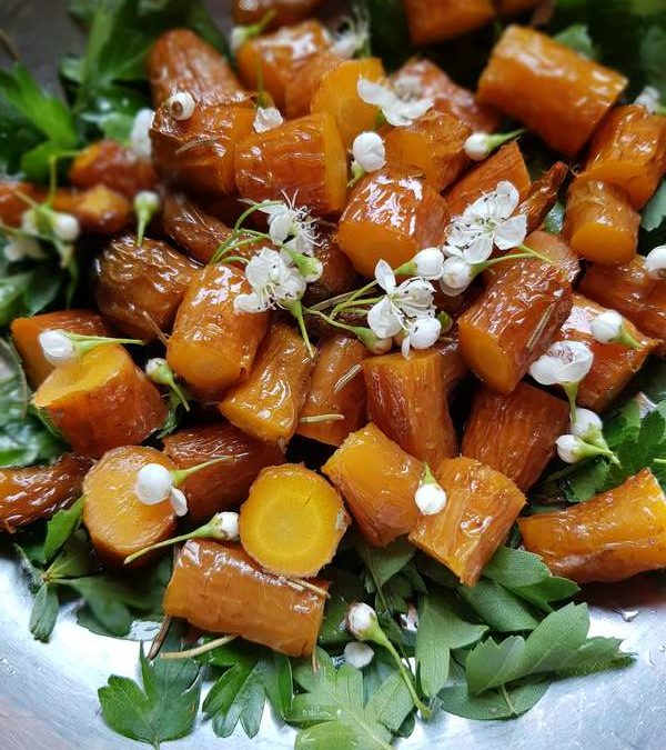 Salade de carottes rôties aux jeunes pousses d’aubépine